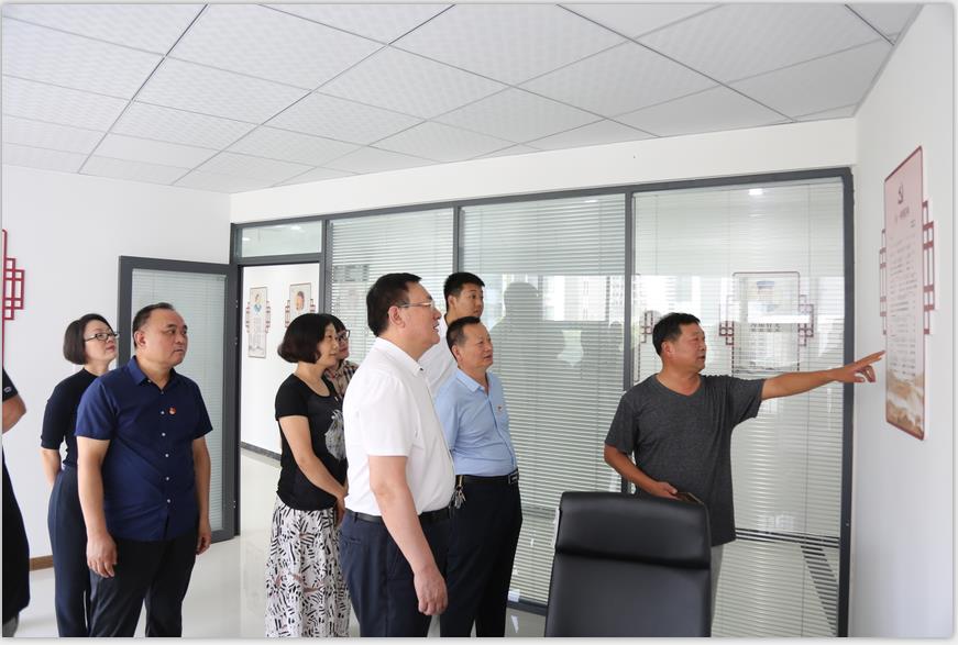恒源熱力集團(tuán)積極開展“雙報(bào)到”工作 向華城社區(qū)捐贈(zèng)辦公桌椅、巡邏車