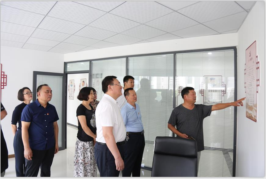 恒源熱力集團(tuán)積極開(kāi)展“雙報(bào)到”工作 向華城社區(qū)捐贈(zèng)辦公桌椅、巡邏車