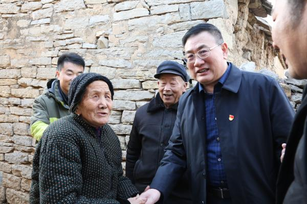 恒源熱力集團(tuán)公司黨委書記、董事長(zhǎng)王悅勤到第一書記幫扶村走訪慰問(wèn)