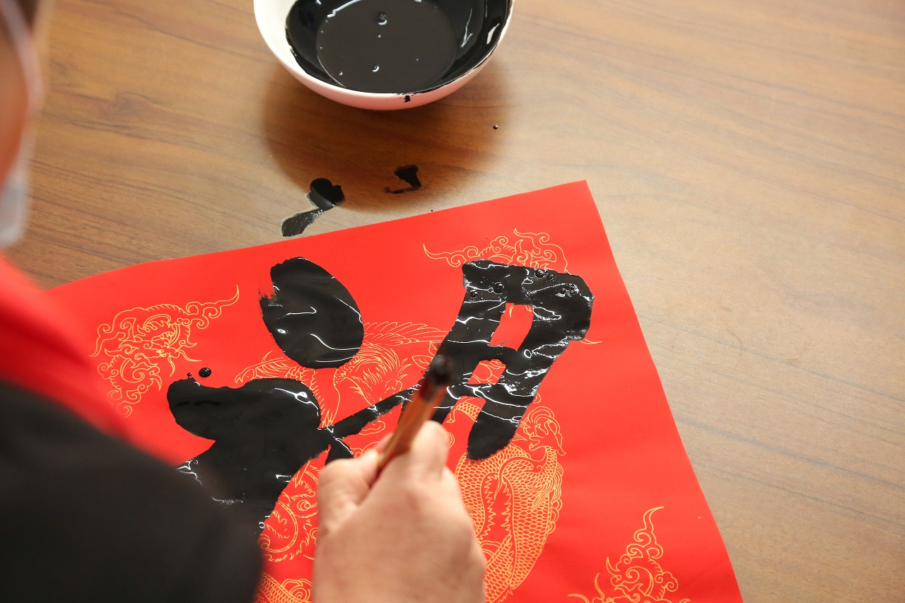 翰墨飄香傳文明 文化下鄉(xiāng)暖民心 臨沂市恒源熱力集團(tuán)有限公司開展迎新春送文化下鄉(xiāng)活動(dòng)